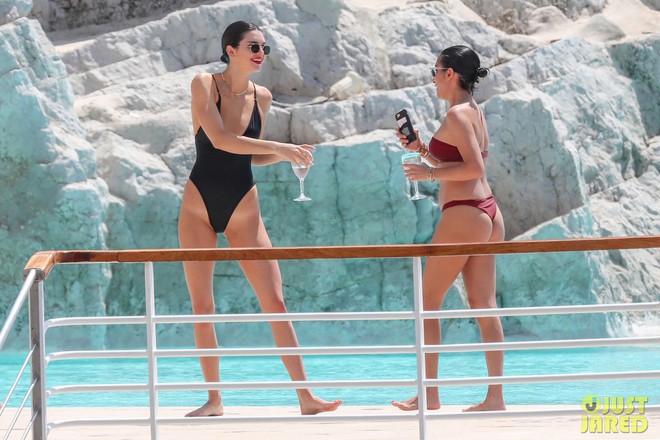 Khi bạn chỉ có 1 mùa hè để diện quá nhiều kiểu đồ bơi mình thích, bạn sẽ gặp phải vấn đề như Kendall Jenner - Ảnh 2.