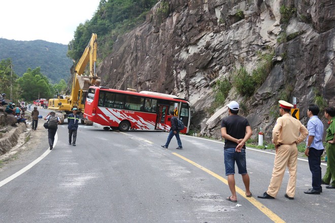 Hiện trường vụ tai nạn kinh ho&agrave;ng, 3 c&aacute;n bộ hưu tr&iacute; ng&agrave;nh c&ocirc;ng an tử vong - Ảnh 1.