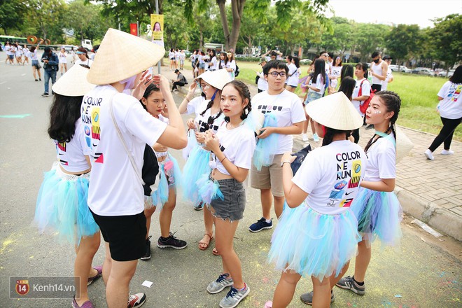 Đến hẹn lại lên: hàng ngàn bạn trẻ Sài Gòn đang quẩy hết mình tại Color Me Run 2018 - Ảnh 2.