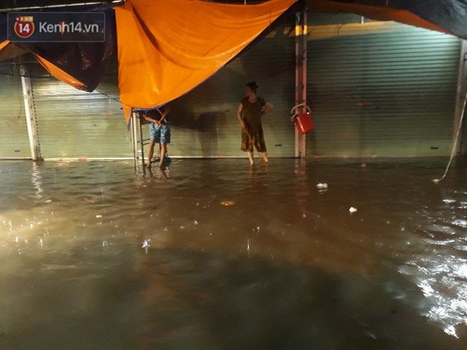 Hà Nội: Chợ Nhà Xanh ngập sâu gần 1 mét sau mưa lớn, tiểu thương hốt hoảng thu dọn hàng hóa - Ảnh 4.