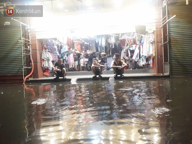 Hà Nội: Chợ Nhà Xanh ngập sâu gần 1 mét sau mưa lớn, tiểu thương hốt hoảng thu dọn hàng hóa - Ảnh 5.