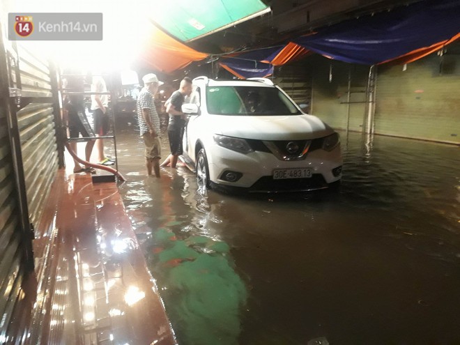 Hà Nội: Chợ Nhà Xanh ngập sâu gần 1 mét sau mưa lớn, tiểu thương hốt hoảng thu dọn hàng hóa - Ảnh 2.