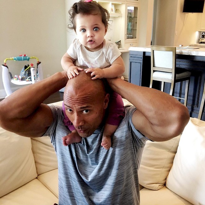 The Rock: Người đ&agrave;n &ocirc;ng khổng lồ cơ bắp sở hữu tr&aacute;i tim dịu d&agrave;ng v&agrave; t&ocirc;n trọng phụ nữ - Ảnh 9.