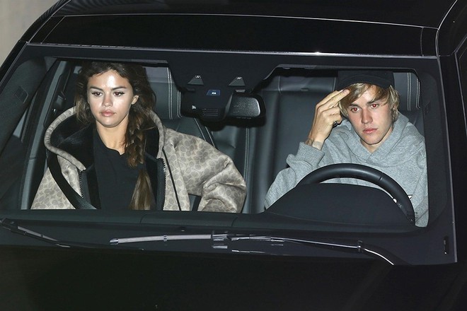 Không cùng đi trên con đường tình, Justin và Selena lại đi chung một hành trình tuột dốc phong cách - Ảnh 1.