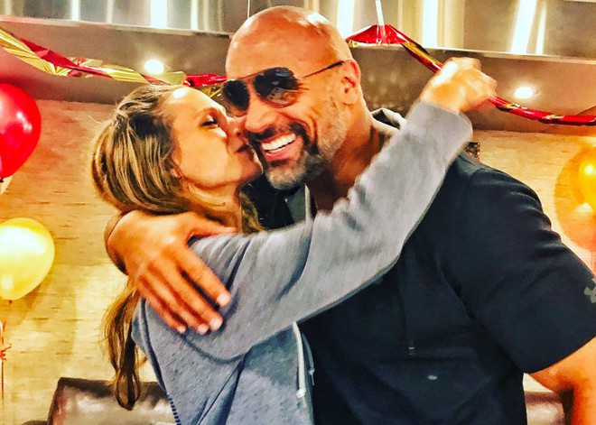 The Rock: Người đ&agrave;n &ocirc;ng khổng lồ cơ bắp sở hữu tr&aacute;i tim dịu d&agrave;ng v&agrave; t&ocirc;n trọng phụ nữ - Ảnh 7.