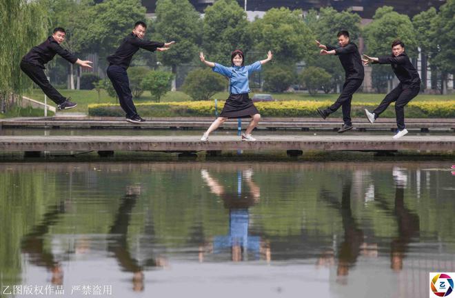 Kỷ yếu của học sinh Trung Quốc: Lầy lội nhưng s&aacute;ng tạo v&agrave; chất kh&ocirc;ng k&eacute;m Việt Nam - Ảnh 7.