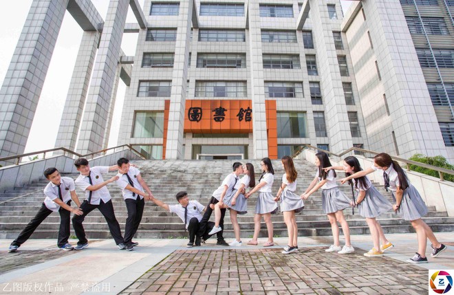 Kỷ yếu của học sinh Trung Quốc: Lầy lội nhưng s&aacute;ng tạo v&agrave; chất kh&ocirc;ng k&eacute;m Việt Nam - Ảnh 9.