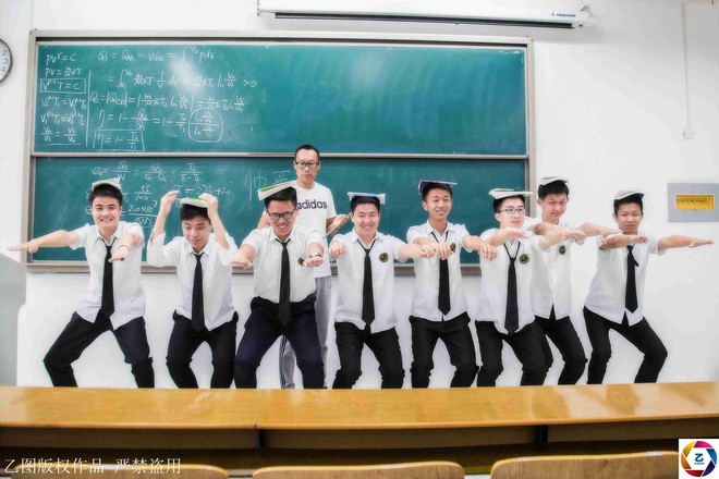 Kỷ yếu của học sinh Trung Quốc: Lầy lội nhưng s&aacute;ng tạo v&agrave; chất kh&ocirc;ng k&eacute;m Việt Nam - Ảnh 10.