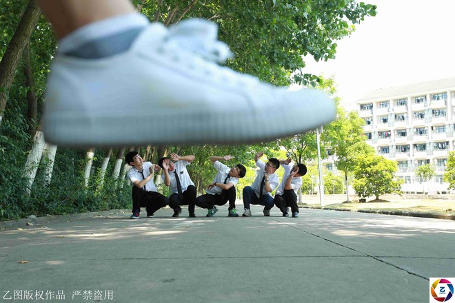 Kỷ yếu của học sinh Trung Quốc: Lầy lội nhưng s&aacute;ng tạo v&agrave; chất kh&ocirc;ng k&eacute;m Việt Nam - Ảnh 16.