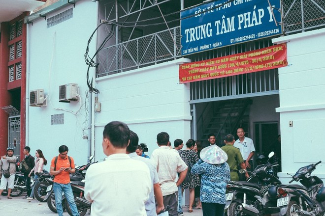 Con trai của người hiệp sĩ hy sinh khi bắt băng trộm SH: Từ nay, ba không đón con đi học nữa hả mẹ... - Ảnh 1.