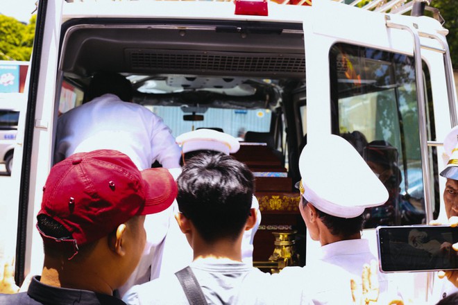 X&oacute;t xa cảnh người mẹ hiệp sĩ kh&oacute;c nghẹn, nh&igrave;n theo linh cữu con trai: Con bảo sắp cưới vợ, m&agrave; sao giờ con đi rồi... con ơi! - Ảnh 3.