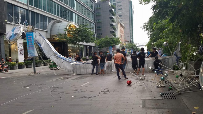 Hàng loạt cổng chào trên phố đi bộ Nguyễn Huệ đổ sập vì gió lớn, đè trúng 1 người đi đường - Ảnh 1.