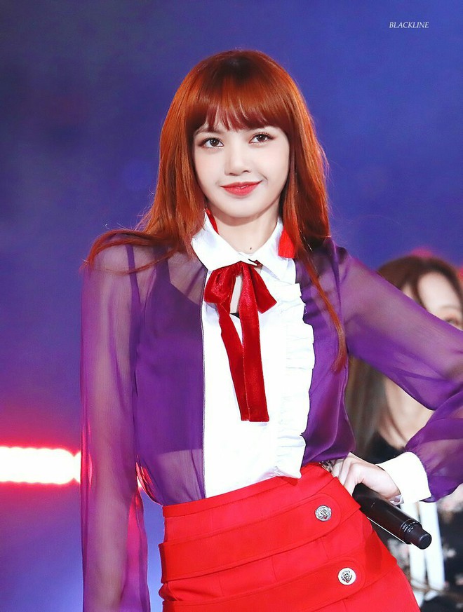 Một chiếc áo mà 9 idol cùng mặc: Lisa (Black Pink) “ngầu” hết cỡ, IU lại trẻ như học sinh - Ảnh 1.