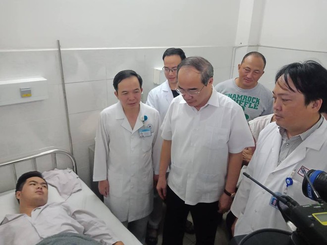 Bí thư Thành ủy TP.HCM Nguyễn Thiện Nhân tới thăm 3 hiệp sĩ bị thương khi truy đuổi băng cướp ở Sài Gòn - Ảnh 2.