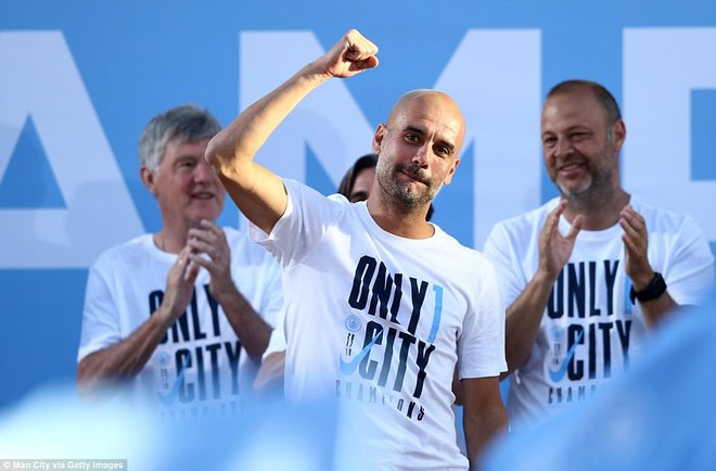 100.000 CĐV Man City xuống đường mừng chức vô địch của thầy trò Pep Guardiola - Ảnh 8.