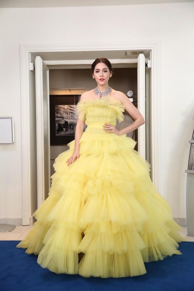 17 bộ v&aacute;y đẹp nhất thảm đỏ Cannes 2018 th&igrave; ắt hơn chục bộ chỉ d&agrave;nh cho những n&agrave;ng ngực mini - Ảnh 12.
