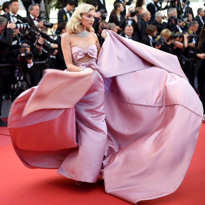 17 bộ v&aacute;y đẹp nhất thảm đỏ Cannes 2018 th&igrave; ắt hơn chục bộ chỉ d&agrave;nh cho những n&agrave;ng ngực mini - Ảnh 7.