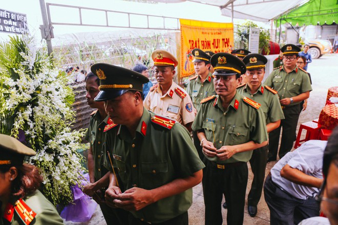 Nước mắt người thân của hiệp sĩ bị đâm tử vong: “Con thích bắt cướp giống cha, nhưng giờ con ngã xuống rồi..." - Ảnh 6.