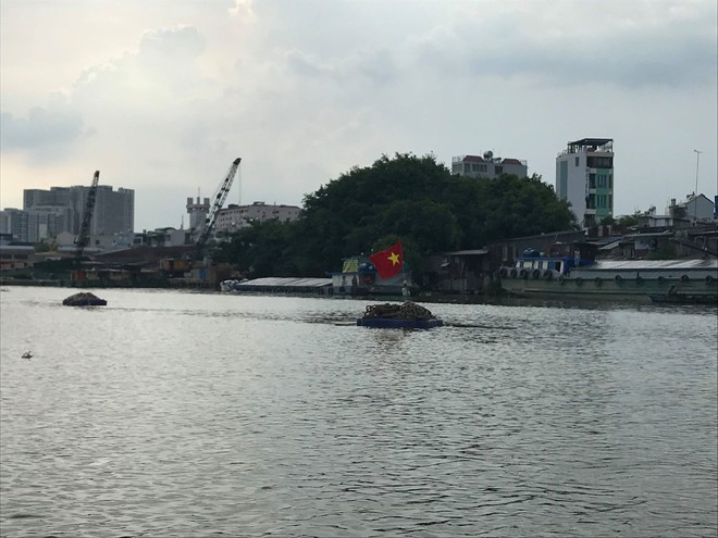 Ghe hơn 100 tấn chìm ở Sài Gòn, 3 người thoát chết - Ảnh 1.