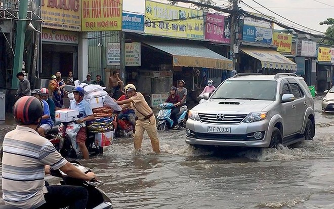 Xe chết máy, người dân bì bõm ở quốc lộ dù trời không mưa - Ảnh 2.