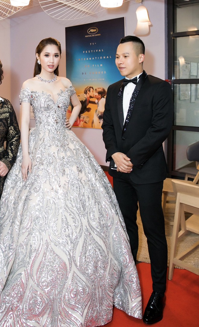 Lần đầu đến Cannes, bản sao Ngọc Trinh xuất hiện lộng lẫy tr&ecirc;n thảm đỏ với trang sức tiền tỷ - Ảnh 8.