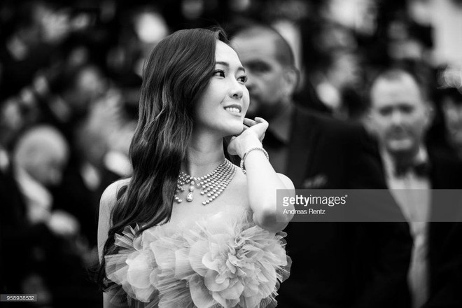Cận cảnh khoảnh khắc lật mặt như bánh tráng của Jessica khi bị đuổi khéo vì câu giờ tạo dáng trên thảm đỏ Cannes - Ảnh 15.