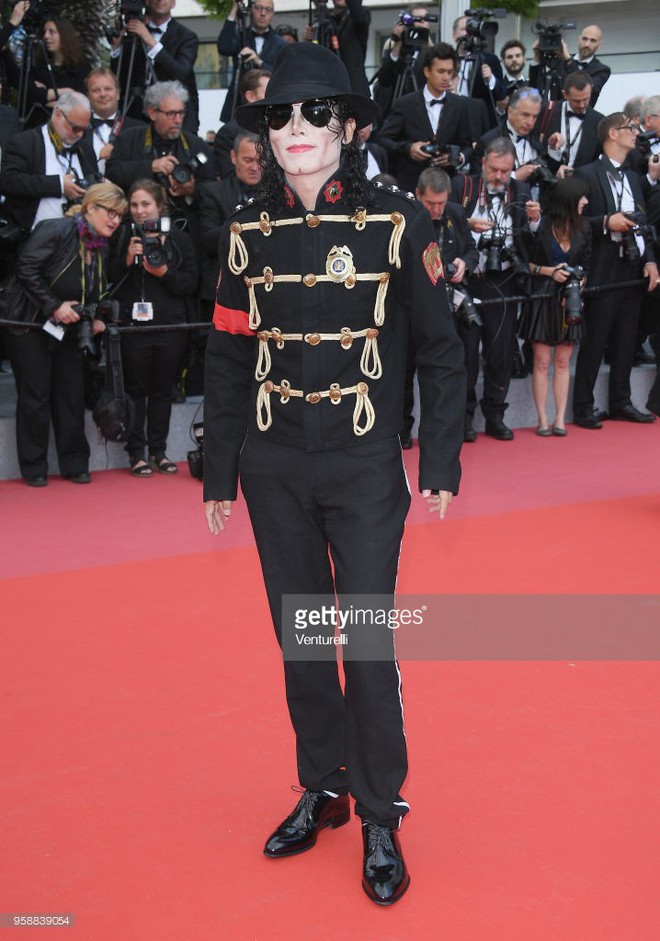 Thảm đỏ Cannes: Sao vô danh cosplay Michael Jackson, Jessica Jung ngốt ngát bên dàn siêu mẫu hạng A hở bạo - Ảnh 1.