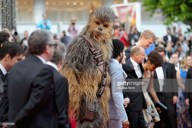 Thảm đỏ Cannes: Sao vô danh cosplay Michael Jackson, Jessica Jung ngốt ngát bên dàn siêu mẫu hạng A hở bạo - Ảnh 14.