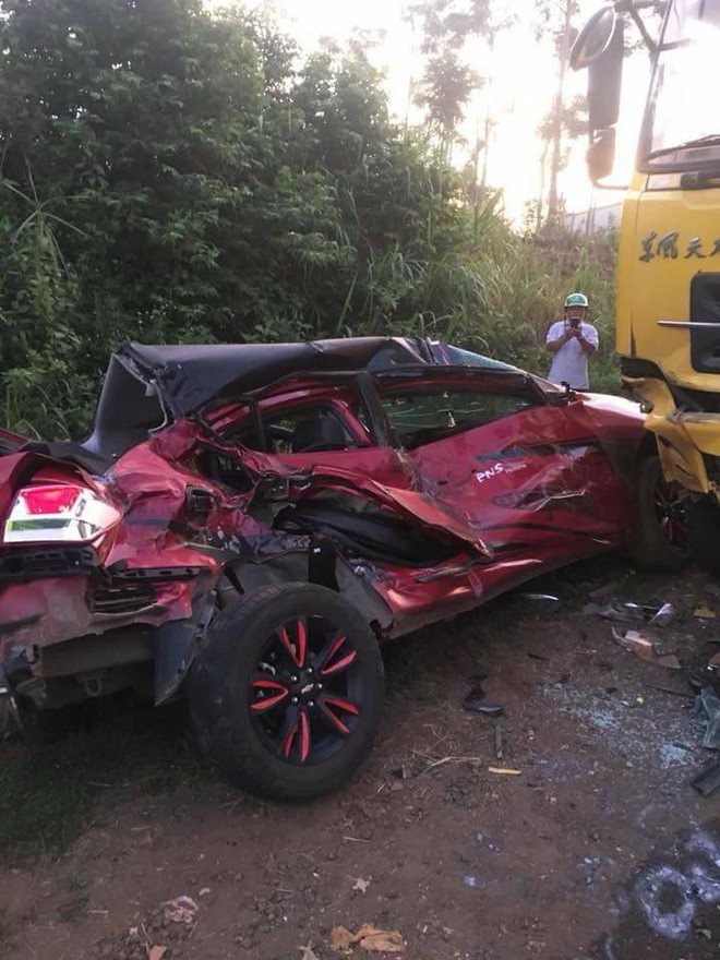 &Ocirc; t&ocirc; con đối đầu xe tải, 4 người thương vong - Ảnh 2.