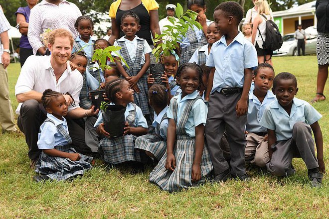 Chuyện tình đẹp như mơ của nữ diễn viên Meghan Markle và Hoàng tử: Yêu em từ cái nhìn đầu tiên - Ảnh 2.