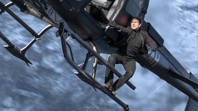 Tom Cruise đu bám trực thăng đầy liều lĩnh trong Mission: Impossible - Fallout - Ảnh 6.