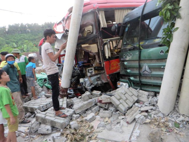 Nghệ An: Hàng chục hành khách la hét khi va chạm với xe tải - Ảnh 1.