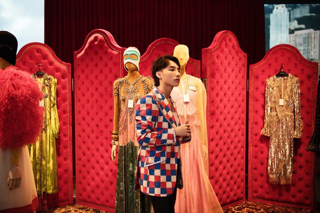 Chưa ấm chỗ với MV mới, Sơn Tùng đã vi vu qua tận Hong Kong để dự triển lãm của Gucci - Ảnh 4.