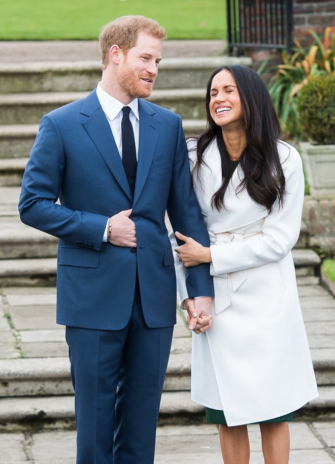 Không thể lầy lội hơn: nhiều fan đổ xô in ảnh chân dung Hoàng tử Harry và hôn thê Meghan Markle lên đồ bơi trước thềm đám cưới - Ảnh 1.