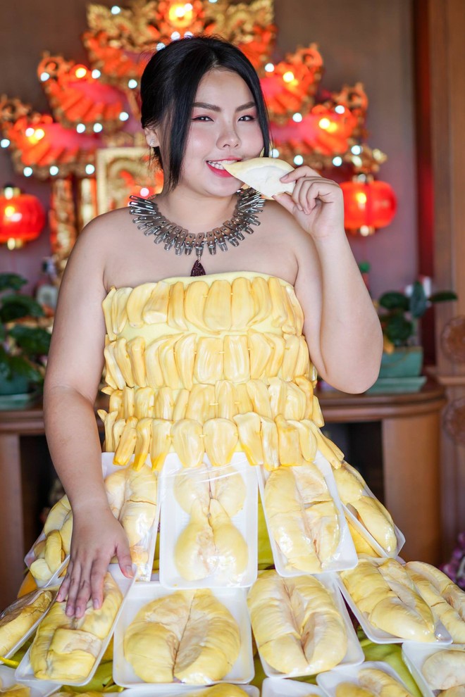 Cosplay hàng hiệu thời trang bằng cách tự làm váy áo bằng đồ ăn, cô bạn Thái Lan tự tin chặt chém mọi nhân vật đình đám - Ảnh 2.