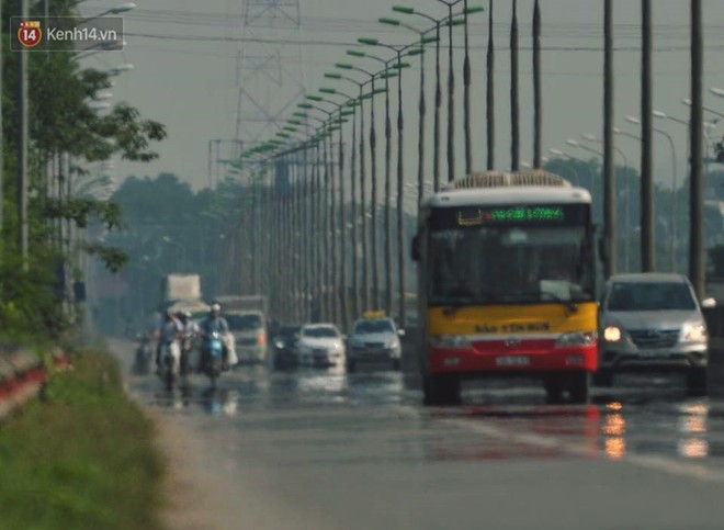 Nhọc nhằn bước chân mưu sinh của những người lao động nghèo dưới nắng nóng Hà Nội - Ảnh 1.