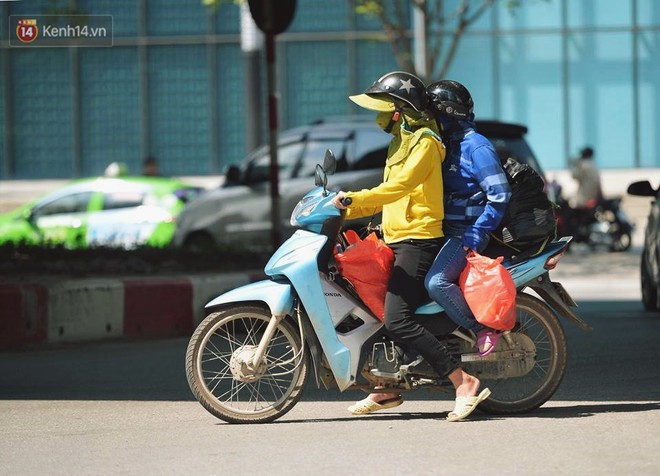 Nhọc nhằn bước chân mưu sinh của những người lao động nghèo dưới nắng nóng Hà Nội - Ảnh 2.