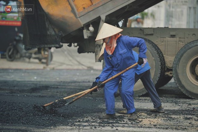 Nhọc nhằn bước chân mưu sinh của những người lao động nghèo dưới nắng nóng Hà Nội - Ảnh 5.