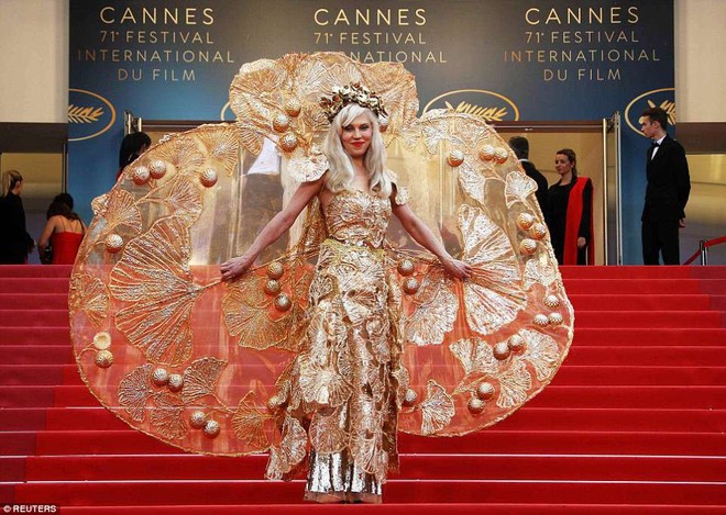 Người đeo c&aacute;nh khổng lồ tới thảm đỏ Cannes, kẻ th&igrave; khoe ngực khủng v&agrave; lộ mặt biến dạng v&igrave; thẩm mỹ - Ảnh 4.