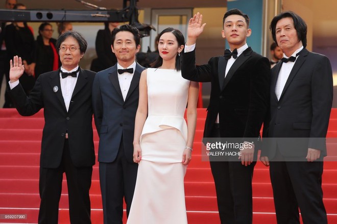Thảm đỏ LHP Cannes: Huỳnh Hiểu Minh kém sắc, Yoo Ah In bảnh bao xuất hiện cùng dàn siêu mẫu xinh đẹp - Ảnh 7.