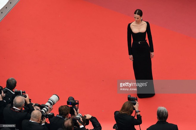 Người đeo c&aacute;nh khổng lồ tới thảm đỏ Cannes, kẻ th&igrave; khoe ngực khủng v&agrave; lộ mặt biến dạng v&igrave; thẩm mỹ - Ảnh 6.