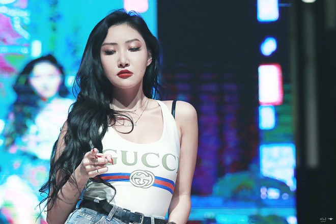 Mặc đồ cực đơn giản, Hwasa (Mamamoo) vẫn đẹp xuất sắc v&agrave; tỏa ra thần th&aacute;i sang chảnh hơn người  - Ảnh 2.