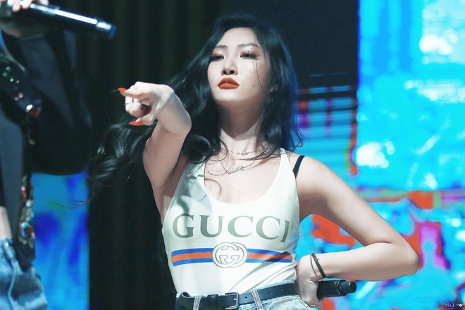 Mặc đồ cực đơn giản, Hwasa (Mamamoo) vẫn đẹp xuất sắc v&agrave; tỏa ra thần th&aacute;i sang chảnh hơn người  - Ảnh 1.