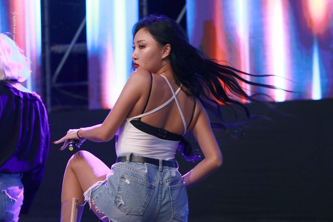 Mặc đồ cực đơn giản, Hwasa (Mamamoo) vẫn đẹp xuất sắc v&agrave; tỏa ra thần th&aacute;i sang chảnh hơn người  - Ảnh 4.