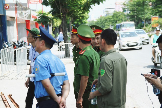 Hà Nội bắt đầu cưỡng chế 42 cơ sở kinh doanh vi phạm trật tự đô thị trên đất vàng Nguyễn Khánh Toàn - Ảnh 7.