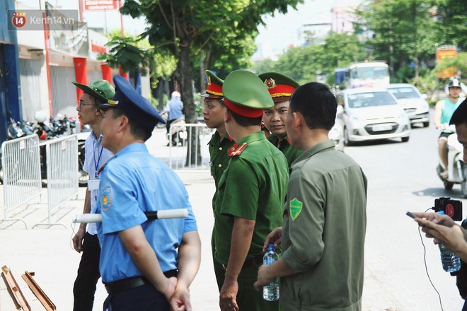 H&agrave; Nội bắt đầu cưỡng chế 42 cơ sở kinh doanh vi phạm trật tự đ&ocirc; thị tr&ecirc;n đất v&agrave;ng Nguyễn Kh&aacute;nh To&agrave;n - Ảnh 7.