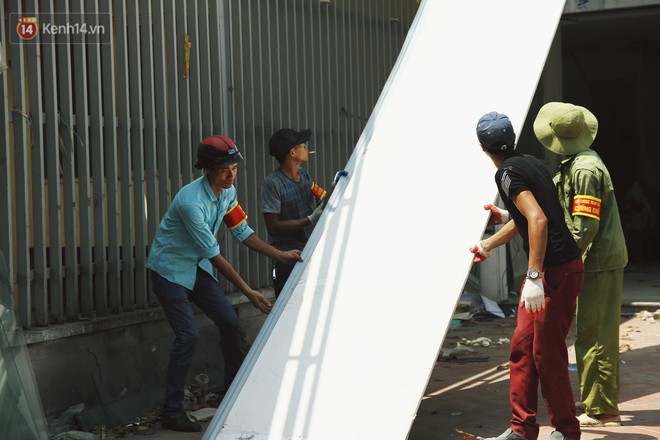 H&agrave; Nội bắt đầu cưỡng chế 42 cơ sở kinh doanh vi phạm trật tự đ&ocirc; thị tr&ecirc;n đất v&agrave;ng Nguyễn Kh&aacute;nh To&agrave;n - Ảnh 12.