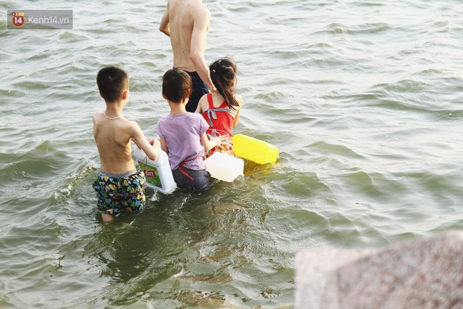 Nắng nóng oi bức, người dân Thủ đô bế chó cưng ra Hồ Tây cùng tắm để giải nhiệt dù có biển cấm - Ảnh 8.