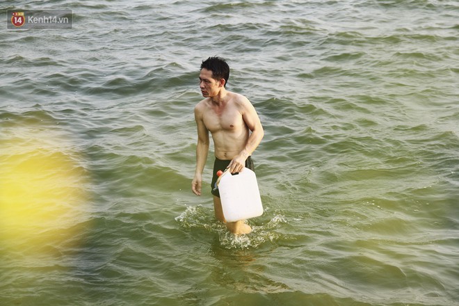 Nắng nóng oi bức, người dân Thủ đô bế chó cưng ra Hồ Tây cùng tắm để giải nhiệt dù có biển cấm - Ảnh 12.