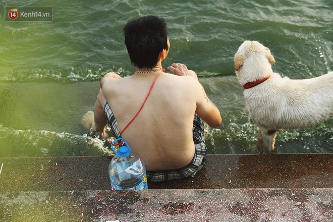 Nắng nóng oi bức, người dân Thủ đô bế chó cưng ra Hồ Tây cùng tắm để giải nhiệt dù có biển cấm - Ảnh 17.